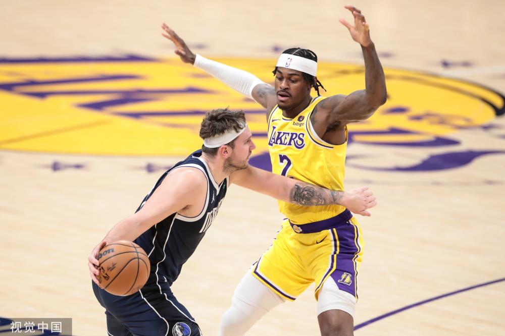 女足国脚王霜为“汉超”奖杯揭幕，“汉超”定于8月16日开幕.